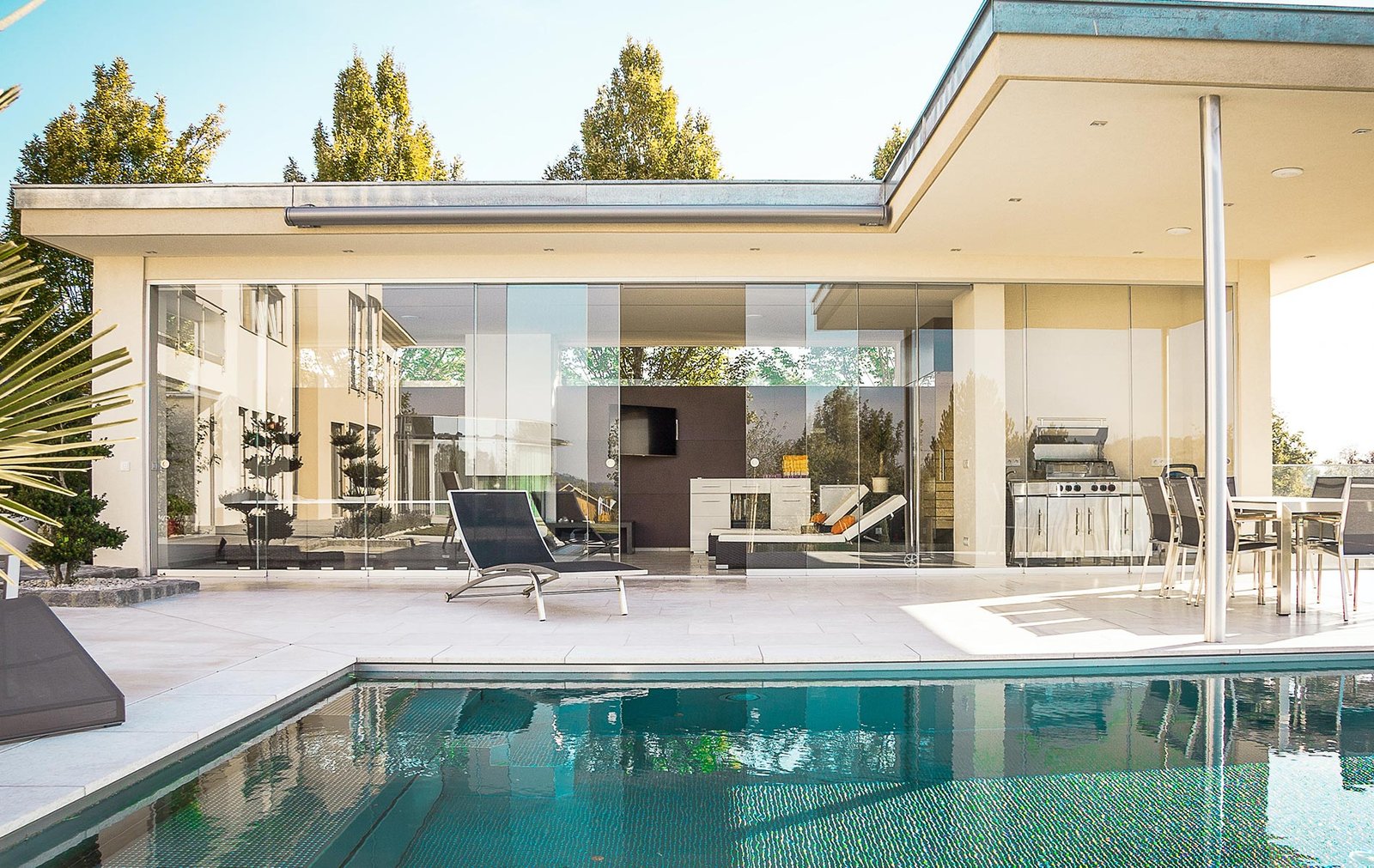 CAS CON PISINA EN DIA SOLEADO