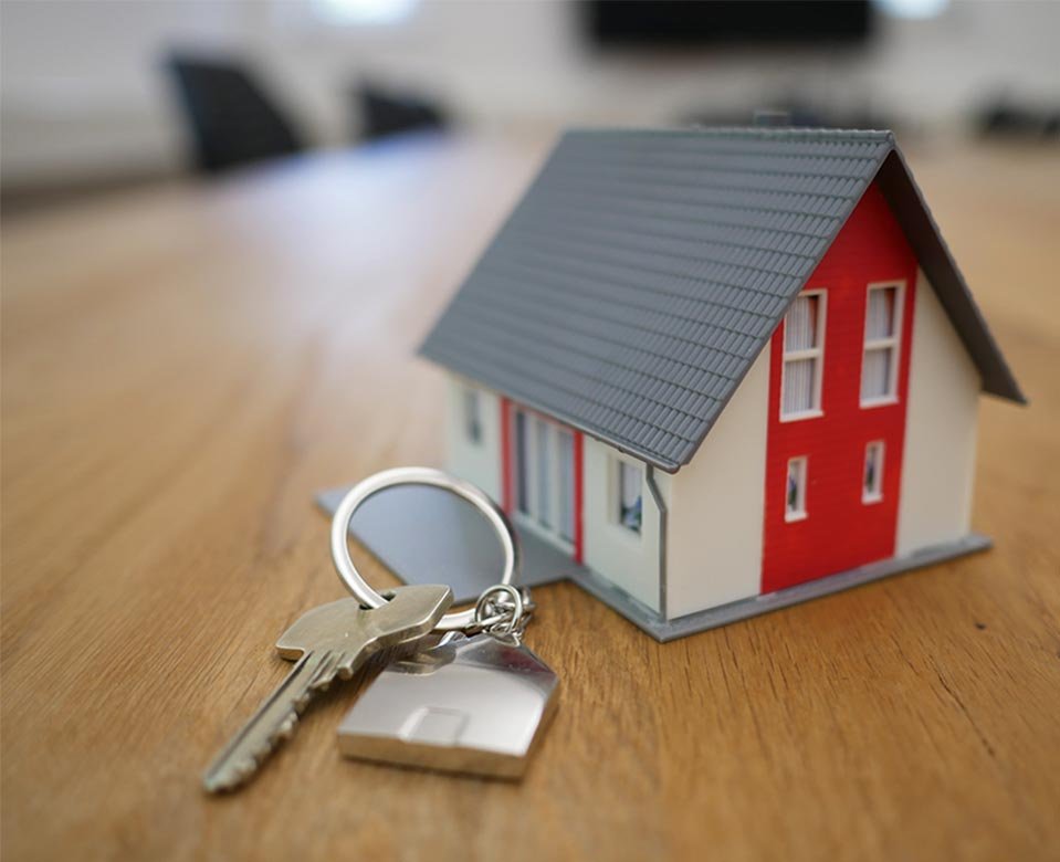 CASA MINIMALISTA CON LLAVE DE PUERTA Y UN CANDADO